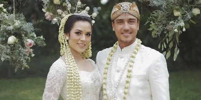 Detail Cantik Undangan Nikah & Tempat Mahar Hamish Daud - Raisa