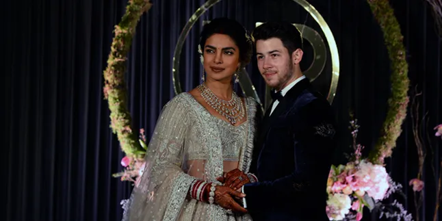 Detail Lehenga Mewah Pernikahan Priyanka Chopra, Dibuat Selama 3720 Jam! Detail Lehenga Mewah Pernikahan Priyanka Chopra, Dibuat Selama 3720 Jam!