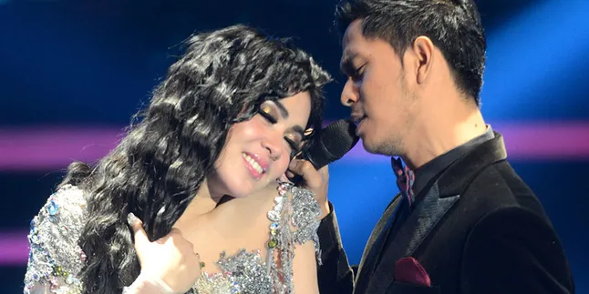 Detail Penampilan Glamor Syahrini, Bikin Geleng Kepala