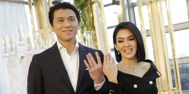 Detik-Detik Akad Nikah, Setegang Apa Wajah Syahrini & Reino Barack?
