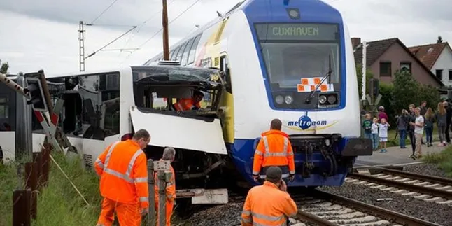 Detik-Detik Kereta Tabrak Bus Sekolah Ini Terekam Kamera