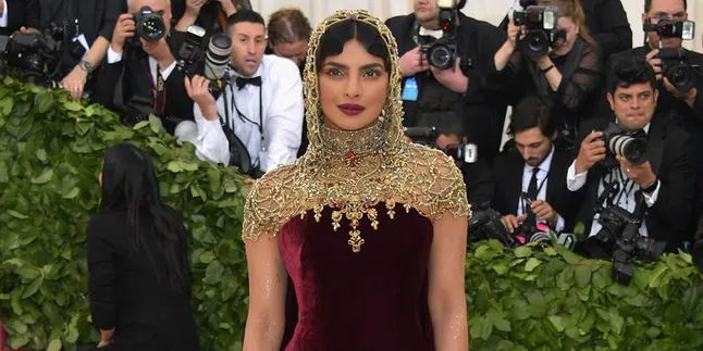 Detik-Detik Priyanka Chopra Mendadak Lepas Cincin Pertunangan dan Menyembunyikannya
