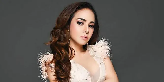Devina Celin Berikan Santunan untuk Anak Yatim
