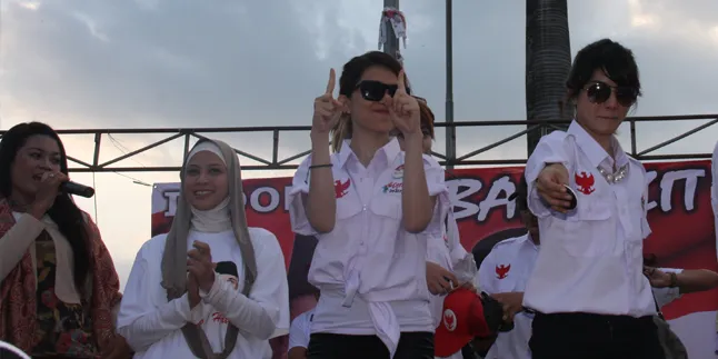 Dewi Dewi Pun Goyang Oplosan Demi Prabowo - Hatta