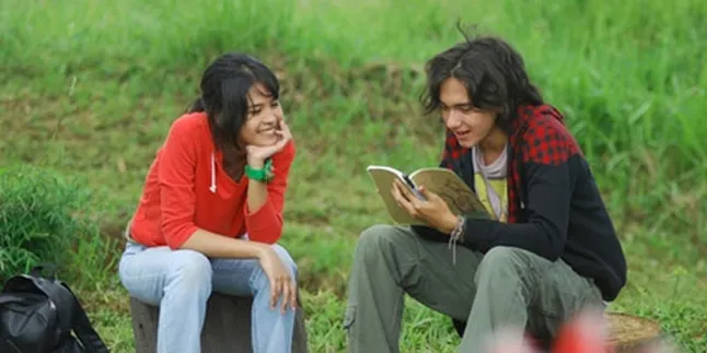 Dewi Lestari Pancing Agen Neptunus Tonton 'PERAHU KERTAS PART 2'