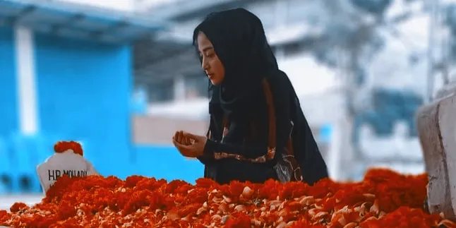 Dewi Perssik Bangun Musala Untuk Almarhum Ayah, Desainnya Cute Minimalis!