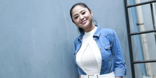 Dewi Perssik, Bersyukur Bulan Puasa Bisa Lebih Banyak Menemani Ayahnya