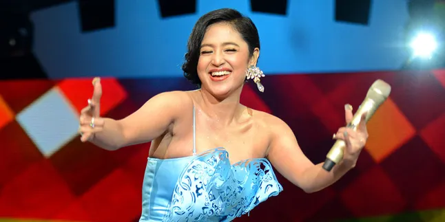 Dewi Perssik Beruntung di Dunia Entertainment Dewi Perssik Beruntung di Dunia Entertainment