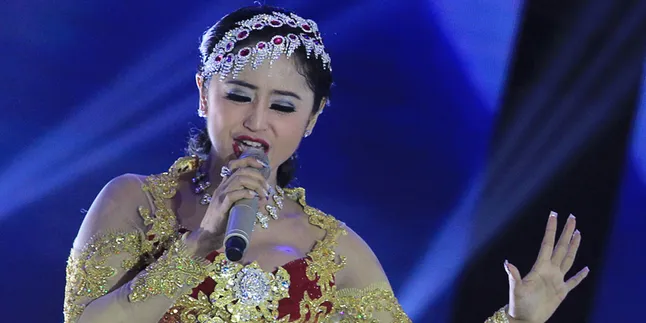Dewi Perssik: Di Mekkah Tak Ada Virus MERS, Cuma Virus Selfie Dewi Perssik: Di Mekkah Tak Ada Virus MERS, Cuma Virus Selfie