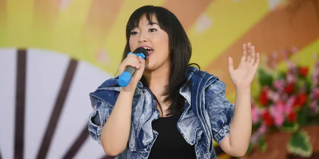 Dewi Perssik Jadi Sosok Ibu Sekaligus Mentor Untuk Lebby Wilayati