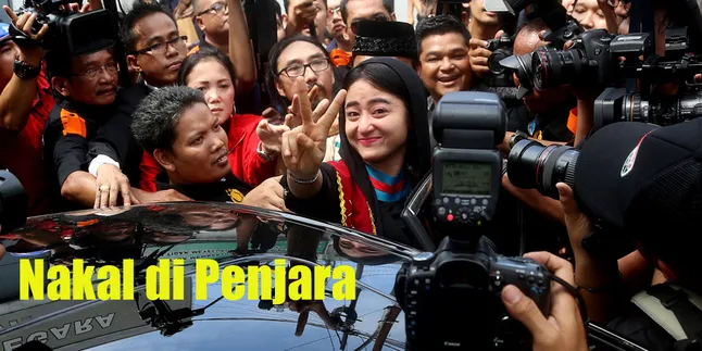 Dewi Perssik Lakukan 'Kenakalan' di Tahanan Demi Bahan Buku Dewi Perssik Lakukan 'Kenakalan' di Tahanan Demi Bahan Buku
