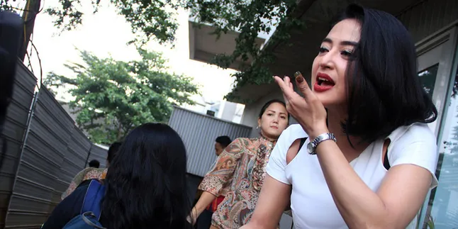 Dewi Perssik Marah dan Sedih Ada Foto Telanjang di Instagram-nya