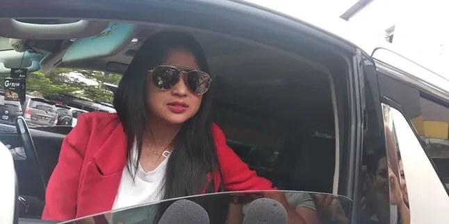 Dewi Perssik Masih Berduka, Jenazah Ayah Akan Diterbangkan ke Jember