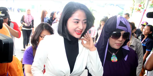 Dewi Perssik Mulai Konsultasi Kebaya Pernikahan Dewi Perssik Mulai Konsultasi Kebaya Pernikahan