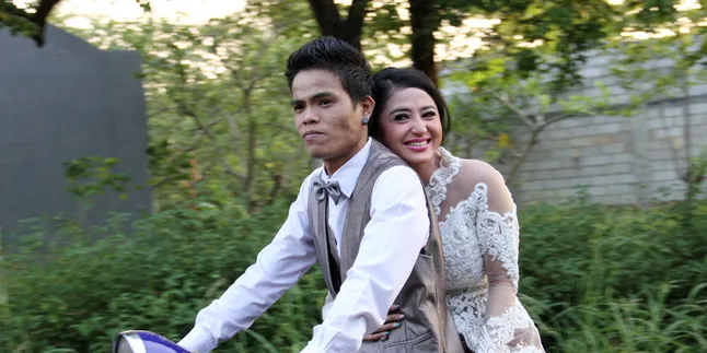 Dewi Perssik Pamer Punggung, Seksi Badai! Dewi Perssik Pamer Punggung, Seksi Badai!