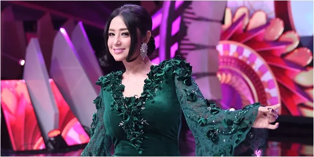 Dewi Perssik Selalu Punya Gaya Baru Agar Suami Nggak Bosen