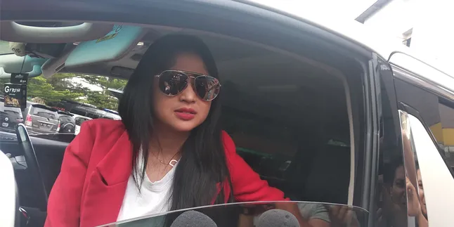 Dewi Perssik Tak Henti Menangis Ketika Mengantar Kepergian Sang Ayah