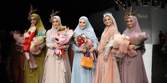 Dewi Perssik Tampil Memukau di Jakarta Fashion Week, Pakai Hijab & Gaun Syar'i Mewah Dewi Perssik Tampil Memukau di Jakarta Fashion Week, Pakai Hijab & Gaun Syar'i Mewah