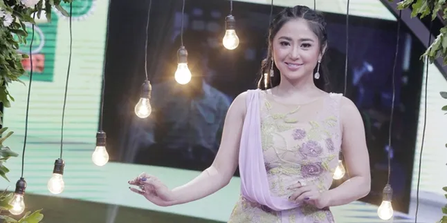 Dewi Perssik Unggah Foto Masa Remaja, Ungkap Hal yang Paling Dirindukan