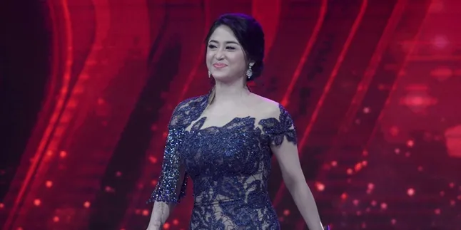 Dewi Perssik Unggah Foto Saat Jadi Mayoret, Bukti Cantiknya Sejak Belia