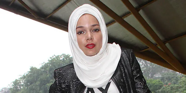 Dewi Sandra Akui Kesulitan Perankan Ilmuwan Mualaf Dewi Sandra Akui Kesulitan Perankan Ilmuwan Mualaf