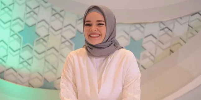Dewi Sandra Berniat Masuk Pesantren di Bulan Ramadan Kali Ini Dewi Sandra Berniat Masuk Pesantren di Bulan Ramadan Kali Ini