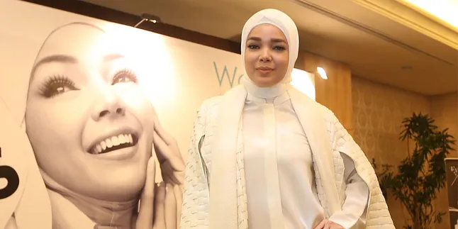 Dewi Sandra Sibuk Perdalam Agama Islam Dewi Sandra Sibuk Perdalam Agama Islam