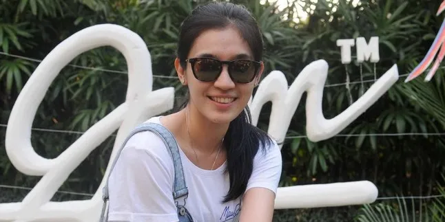 Dhini Aminarti Dibelikan Kacamata Oleh 'Bapak Presiden' Dhini Aminarti Dibelikan Kacamata Oleh 'Bapak Presiden'