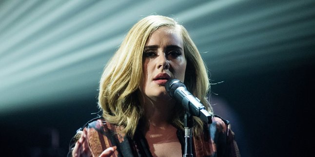 Di Atas Panggung, Adele Mengaku Ragu Bisa Membuat Tur Lagi