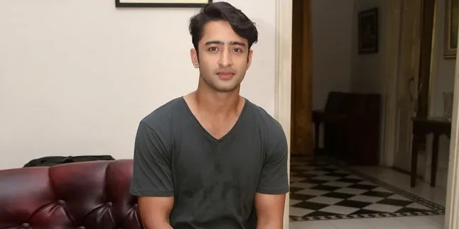 Di Bebatuan Warna-Warni, Shaheer Pose Keren Bareng Wanita Cantik