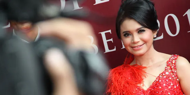 Di-Bully Fans Dicky Adam, Rossa Buka Suara