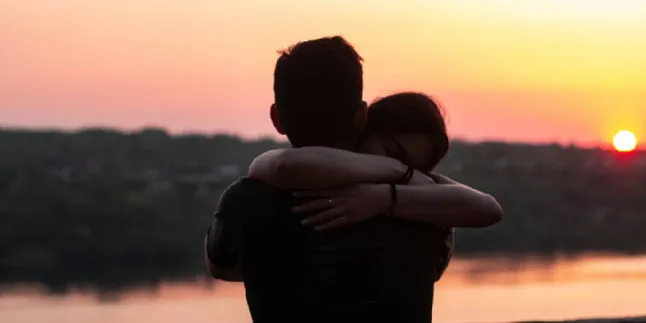 Di China Ada Aplikasi Khusus Orang yang Pengen Curhat Sambil Dipeluk, Bayarannya Nggak Kaleng-kaleng