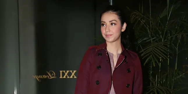 Di Kamar Hotel Prancis, Velove Vexia Mengurung Diri Selama 14 Jam