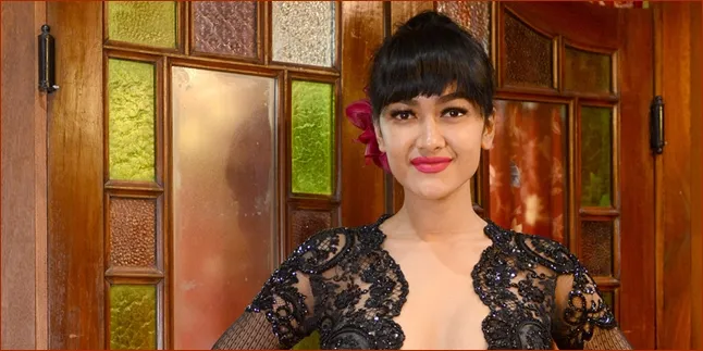 Di Kuburan, Julia Perez Ngobrol Dengan Almarhum Ayahnya