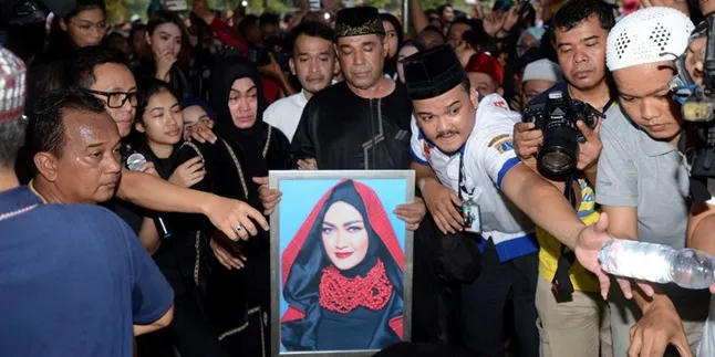 Di Makam Jupe, Tukang Gali Kubur Kesempatan Bisa Foto Sama Artis Di Makam Jupe, Tukang Gali Kubur Kesempatan Bisa Foto Sama Artis