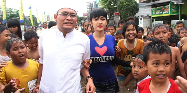 Di Tengah Banjir, Warga Antusias Sambut Julia Perez