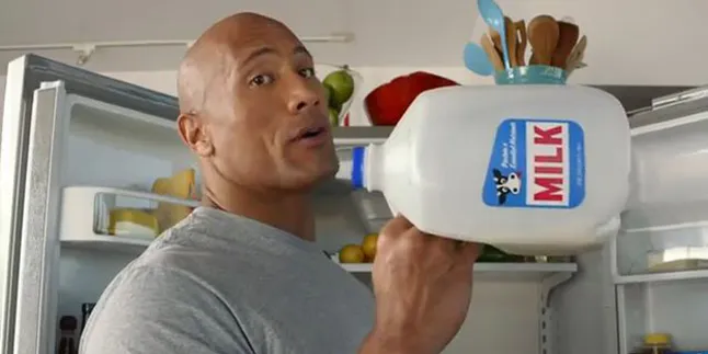 Di Tengah Kekacauan Dunia, The Rock Sibuk Mencari Susu