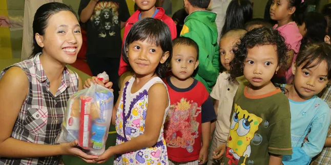 Diah Ayu Lestari Hibur Anak-Anak Korban Banjir Diah Ayu Lestari Hibur Anak-Anak Korban Banjir
