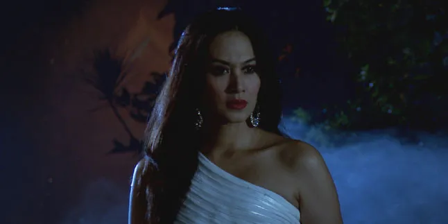 Diah Permatasari Kerasukan di Film 'MALAM SURO DI RUMAH DARMO' Diah Permatasari Kerasukan di Film 'MALAM SURO DI RUMAH DARMO'