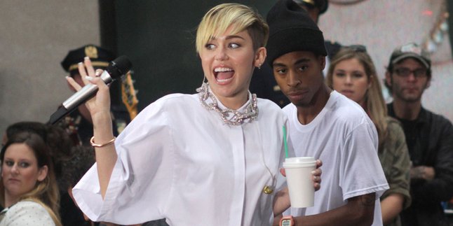 Diajak Bicara Kucing Mati, Miley Cyrus Langsung Garap Lagu Baru