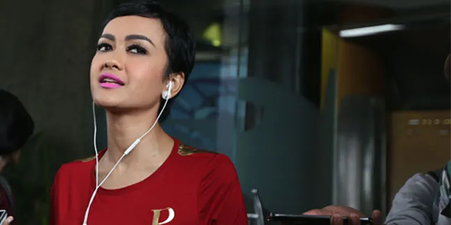Diajak Makan Bareng Sama Ahok, Julia Perez Sampai Tak Berkedip