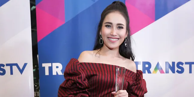 Diajak Umrah Ibu Ayu Ting Ting, Yani Nazwa Pilih Abaikan Haters