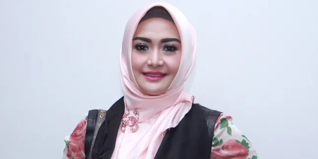 Diam-Diam, Edies Adelia Sudah Resmi Cerai Dari Sang Suami Diam-Diam, Edies Adelia Sudah Resmi Cerai Dari Sang Suami