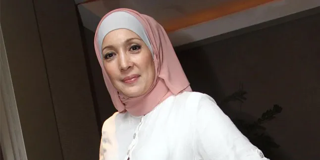 Diam-Diam, Henidar Amroe Bercerai Dengan Seorang Brondong Diam-Diam, Henidar Amroe Bercerai Dengan Seorang Brondong