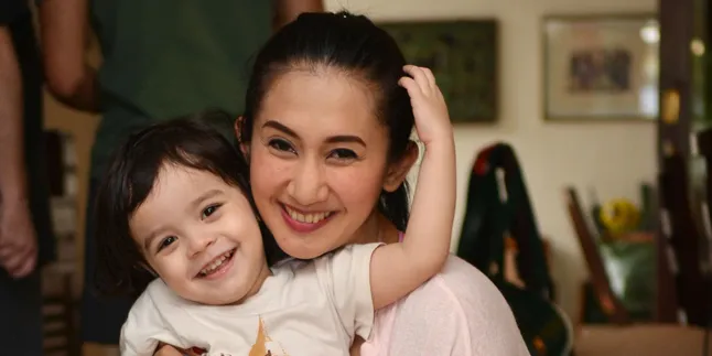 Diam-Diam Nikah Dengan Bule, Cut Memey Lahirkan Anak Laki-Laki