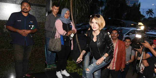 Diam-Diam Nikita Mirzani Stalking & Cari Tahu Kondisi Julia Perez Diam-Diam Nikita Mirzani Stalking & Cari Tahu Kondisi Julia Perez