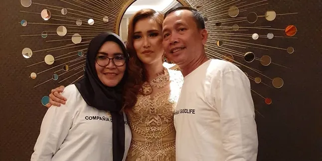 Dianggap Berlebihan, Penampilan Ibu Ayu Ting Ting Saat Jalan-jalan Jadi Sorotan