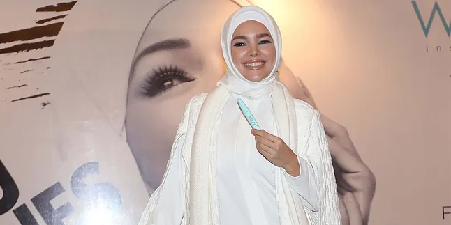 Dianggap Tren, Dewi Sandra Sebut Hijab Ada Sejak 1400 Tahun Silam Dianggap Tren, Dewi Sandra Sebut Hijab Ada Sejak 1400 Tahun Silam