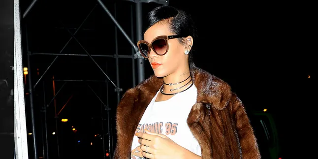 Pembuatan 'Fourfiveseconds', Rihanna Pakai Baju Denim