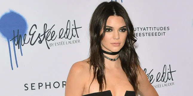 Dibalut Leggings Kulit, Kendall Jenner Pamer Kaki Modelnya